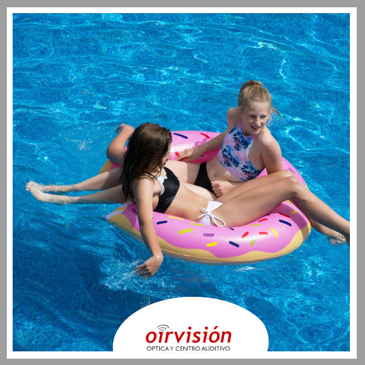 Niña en piscina